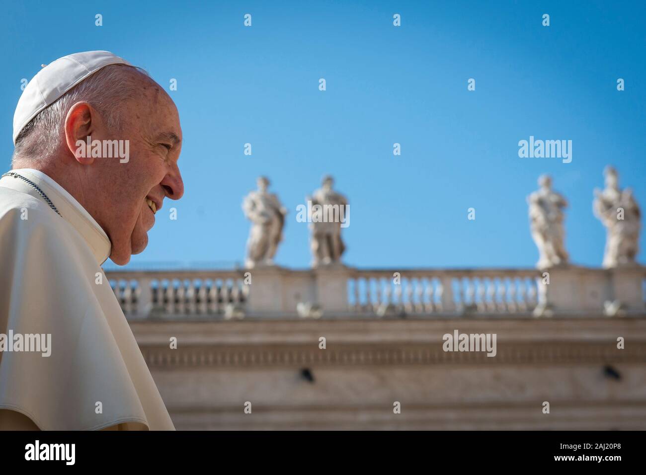 Papst Franziskus kommt für seine wöchentliche Generalaudienz auf dem Petersplatz im Vatikan, Rom, Latium, Italien, Europa Stockfoto