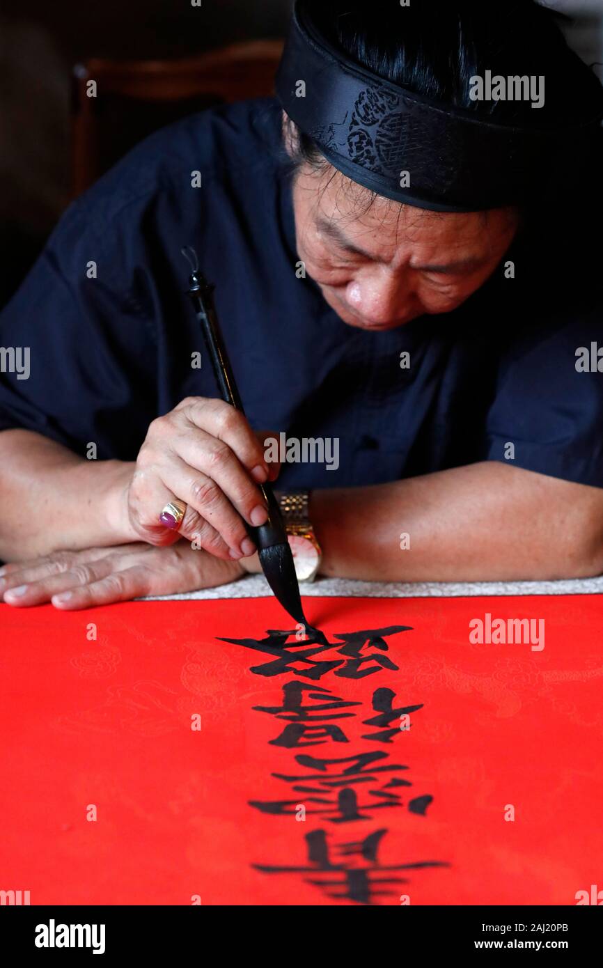 Mann tun, traditionelle Chinesische Schrift (Kalligraphie) mit Tinte mit einem Pinsel, den Tempel der Literatur, Hanoi, Vietnam, Indochina, Südostasien, Asien Stockfoto