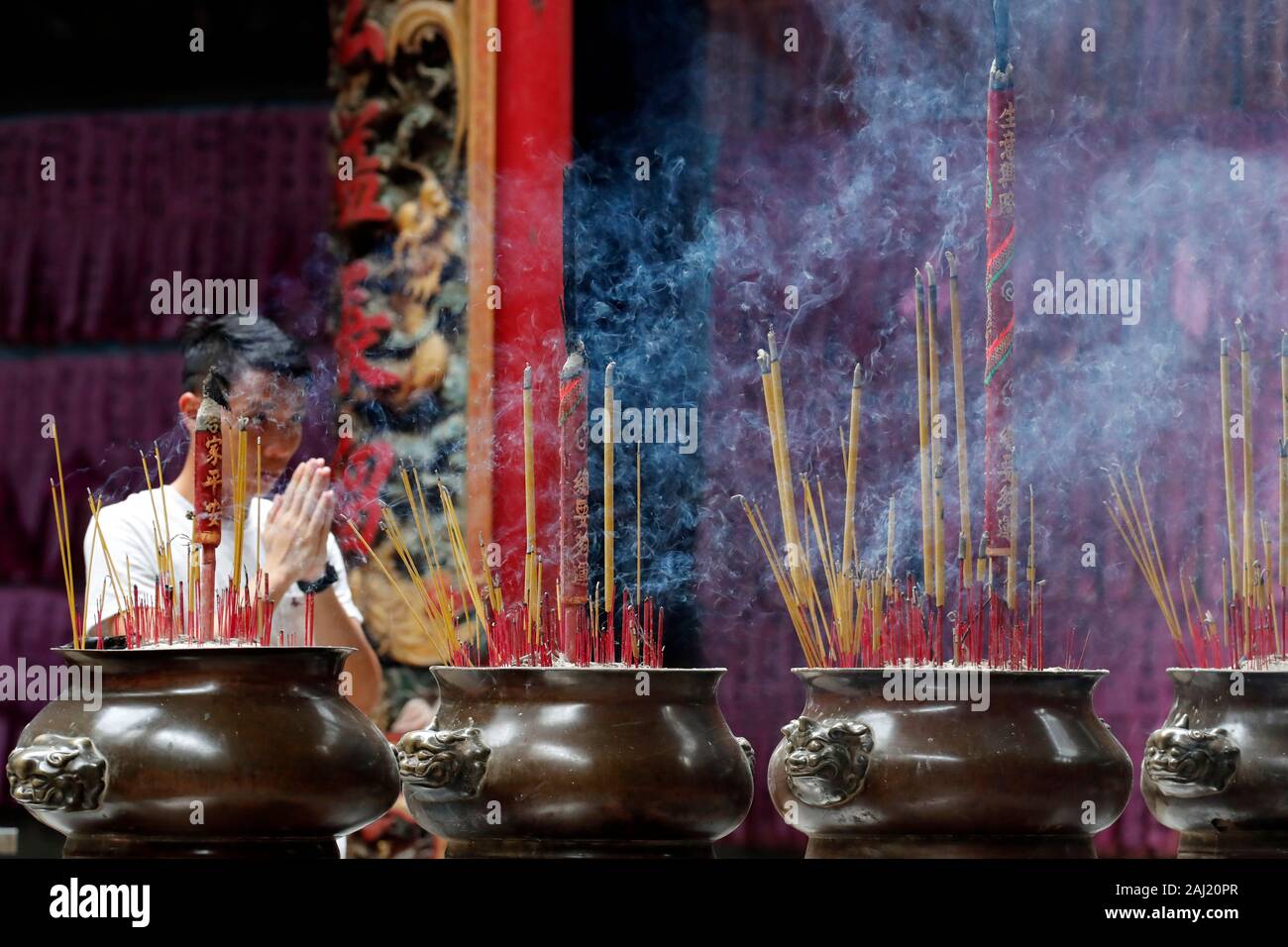 Räucherstäbchen brennen und rauchen in Joss stick Topf in taoistischen Tempel, Phuoc ein Hoi Quan Pagode, Ho Chi Minh City, Vietnam, Indochina, Südostasien Stockfoto