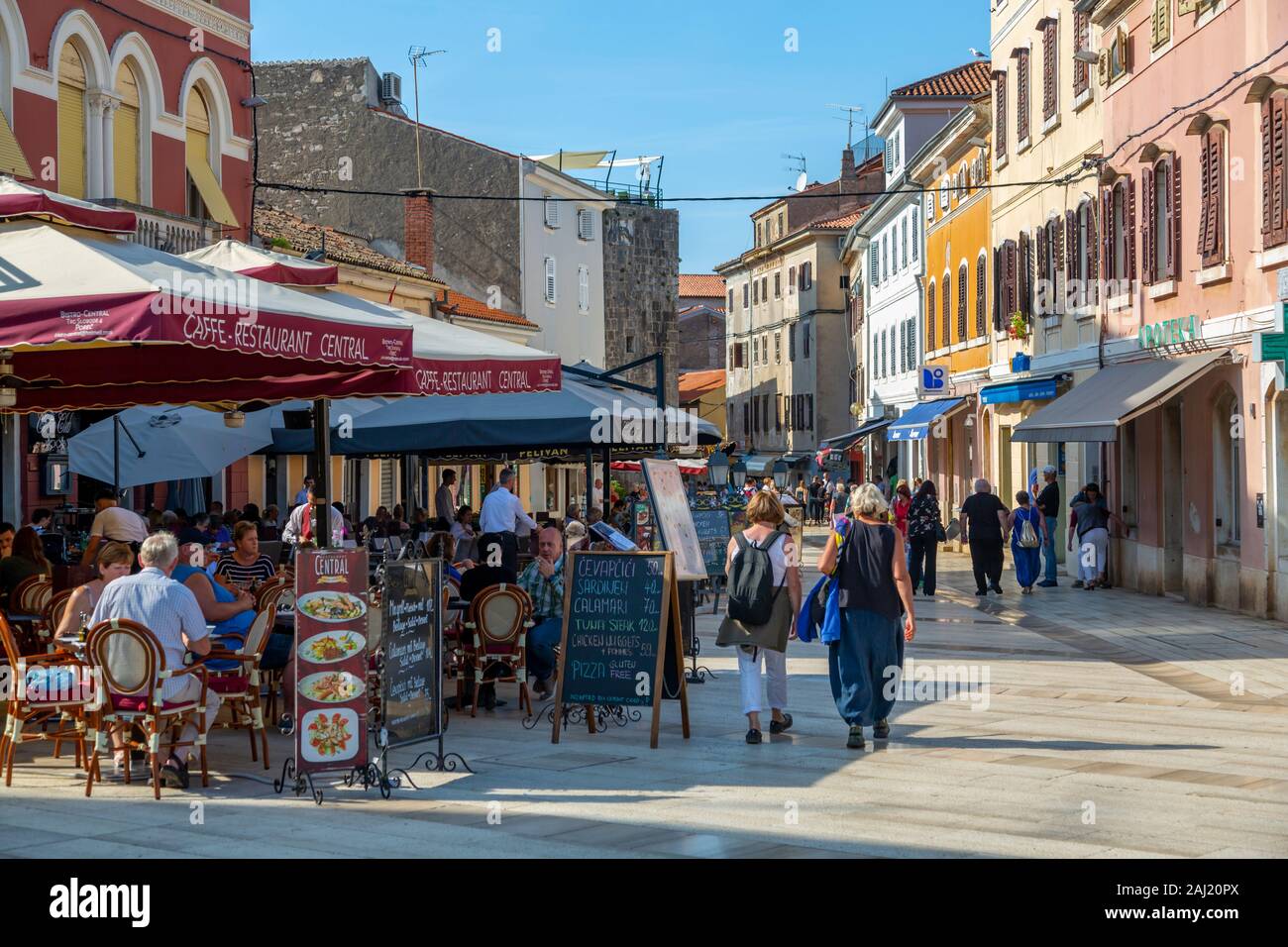 Blick auf Cafe Restaurant am Trg Slobode, Altstadt, Porec, Istrien, Kroatien, Europa Stockfoto