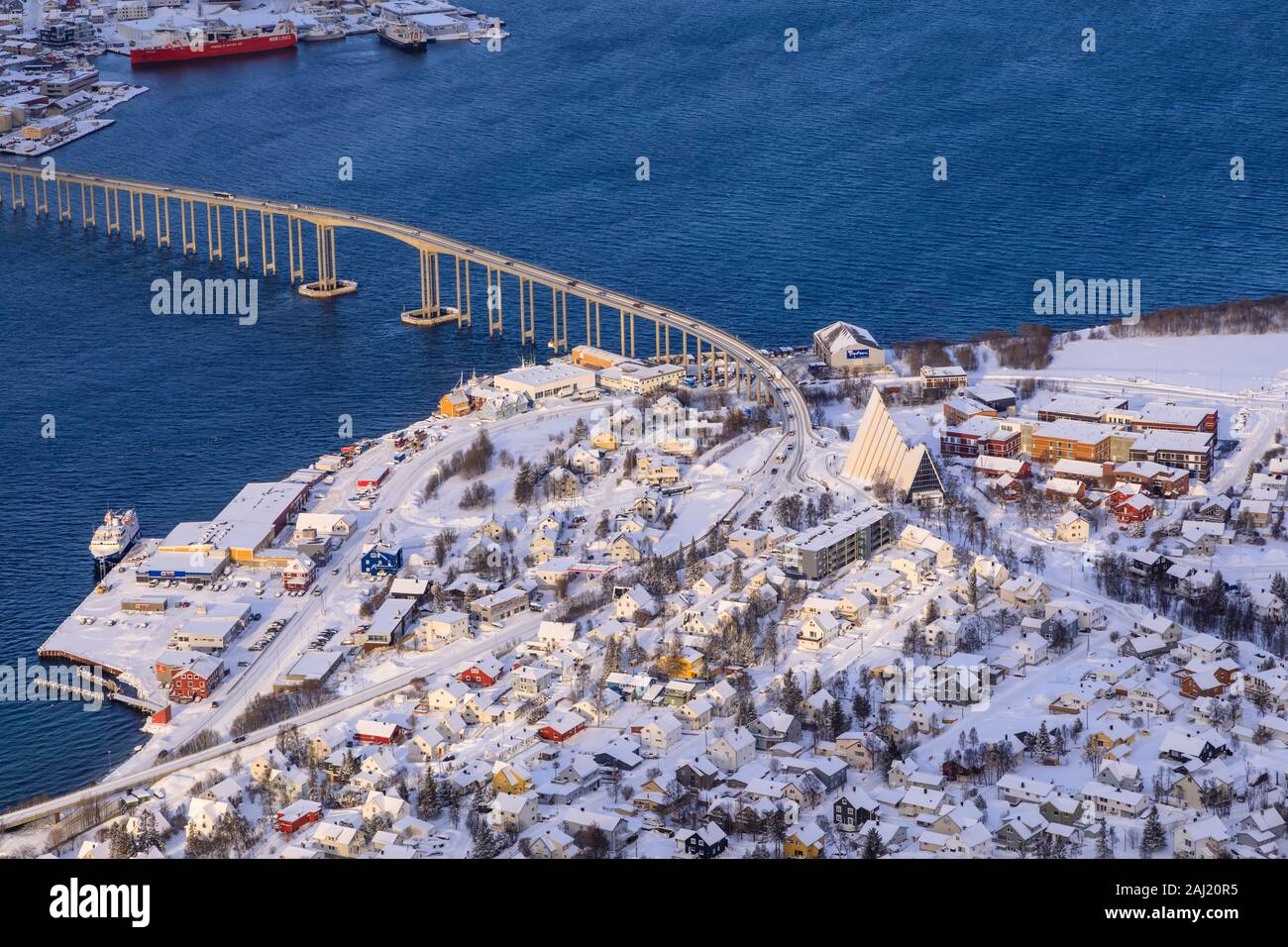 Sunlit Tromsdalen, Eismeerkathedrale und Tromsø-Brücke, Neuschnee, Ansicht vom Berg Storsteinen im Winter, Troms, Norwegen, Skandinavien, Europa Stockfoto
