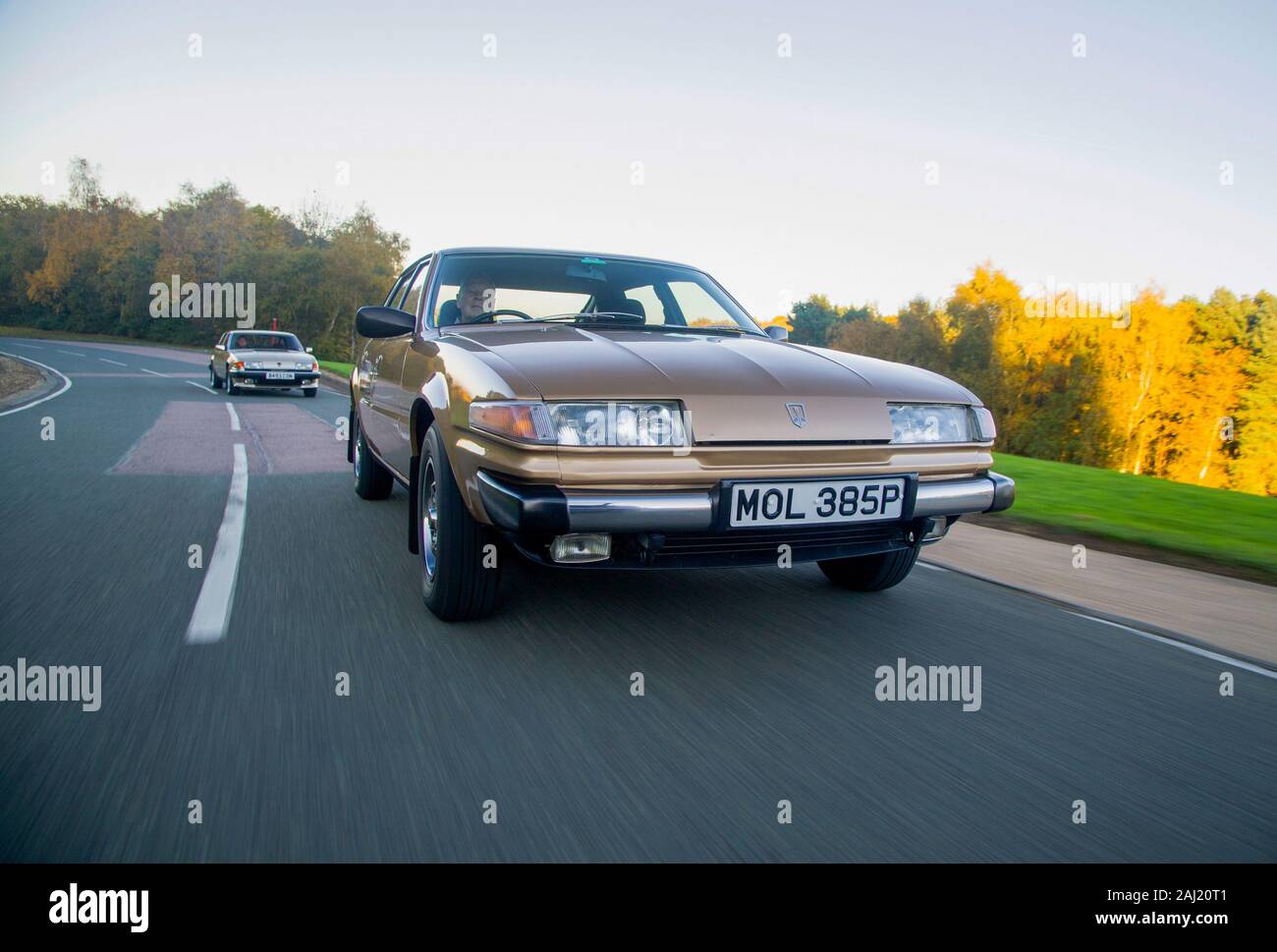 Rover SD1 Autos zusammen fahren - 1985 2.4 diesel (links) und 1976 3500 V8 (rechts), klassische britische Autos Stockfoto