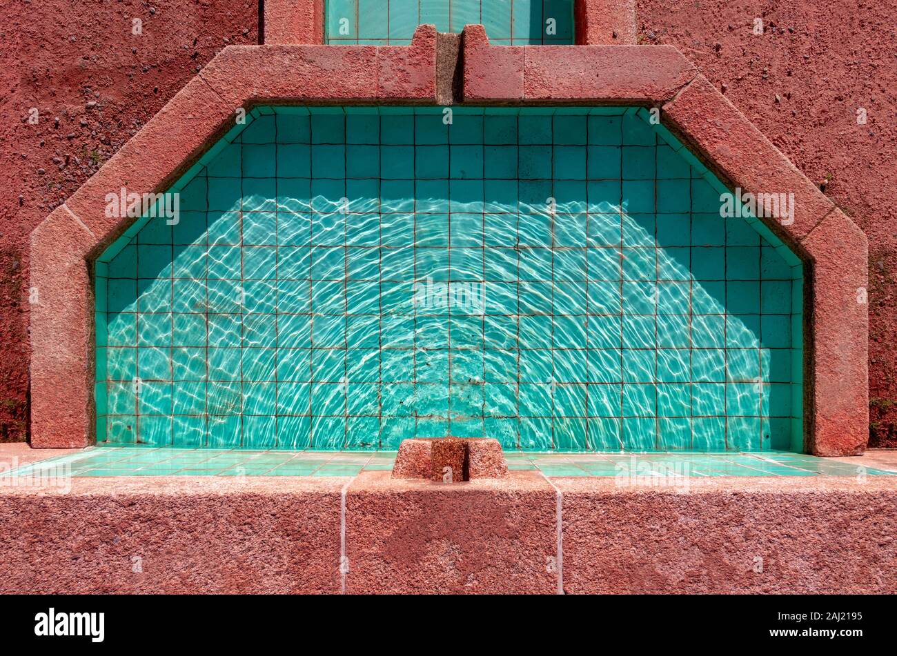 Porto, Portugal - Dezember 29, 2019: Blick von oben auf die Brunnen in Casa de Serralves Parterre, Art Deco. Fundação de Serralves, Serralves Stiftung. Stockfoto