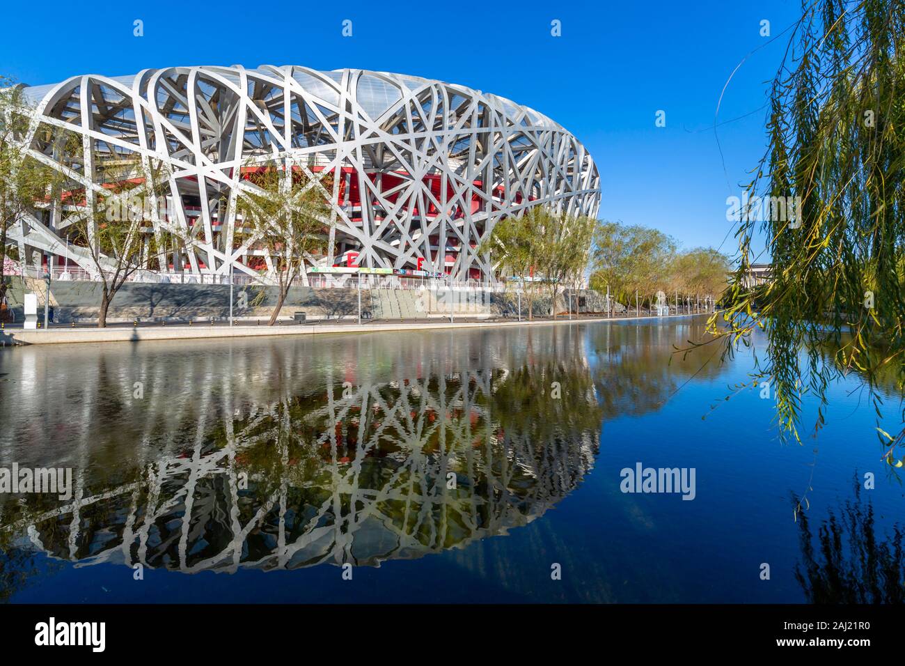 Blick auf das Nationalstadion (Bird's Nest), Olympic Green, Xicheng, Peking, Volksrepublik China, Asien Stockfoto