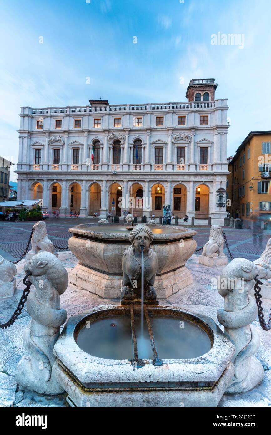 Contarini Brunnen und Biblioteca Civica Angelo Mai, der Piazza Vecchia, Citta Alta (Oberstadt), Bergamo, Lombardei, Italien, Europa Stockfoto