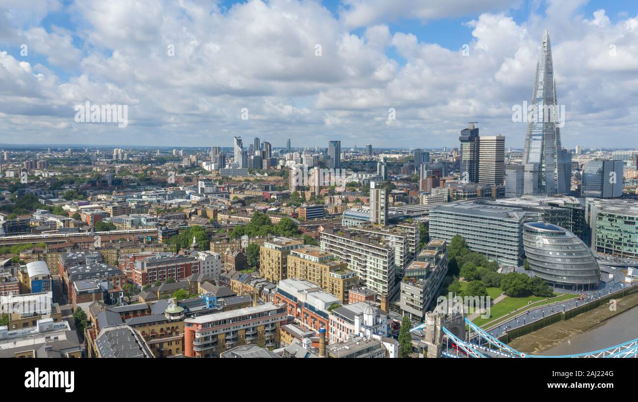 London Downtown Panorama mit ikonischem The Shard Skyscraper. London Stadtbild mit modernen Gebäuden im Stadtzentrum. Städtische Nachbarschaft der reichen. Stockfoto