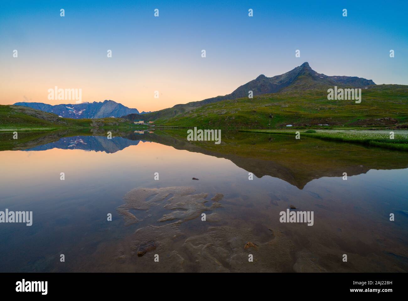 Silhouetten der Berge gespiegelt in Lago Bianco in der Morgendämmerung, Gavia Pass, Valfurva, Valtellina, Sondrio Provinz, Lombardei, Italien, Europa Stockfoto