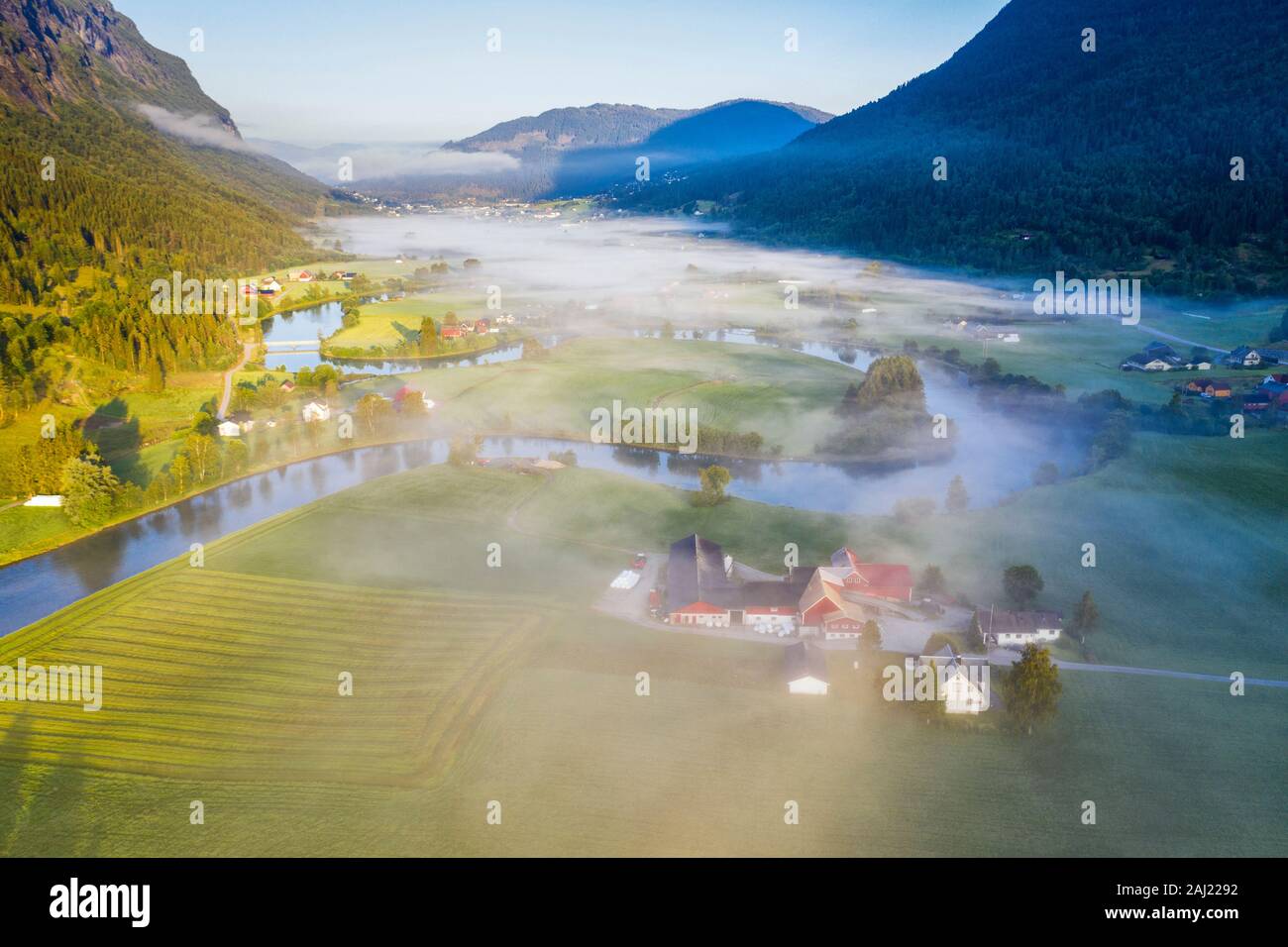 Nebel über Höfe und Felder entlang Stryneelva Fluss, Luftaufnahme, Stryn, Nordfjorden, Sogn og Fjordane, Norwegen, Skandinavien, Europa Stockfoto