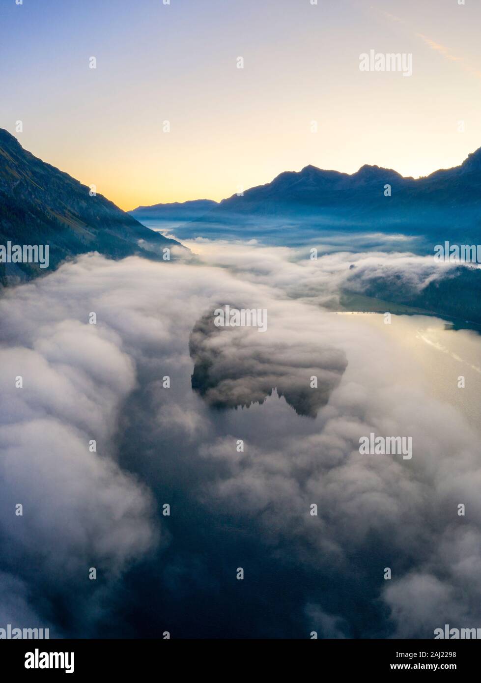 Lake Silvaplana und Sils durch die herbstlichen Nebel im Morgengrauen versteckte, Luftaufnahme von Drohne, Engadin, Kanton Graubünden, Schweiz, Europa Stockfoto