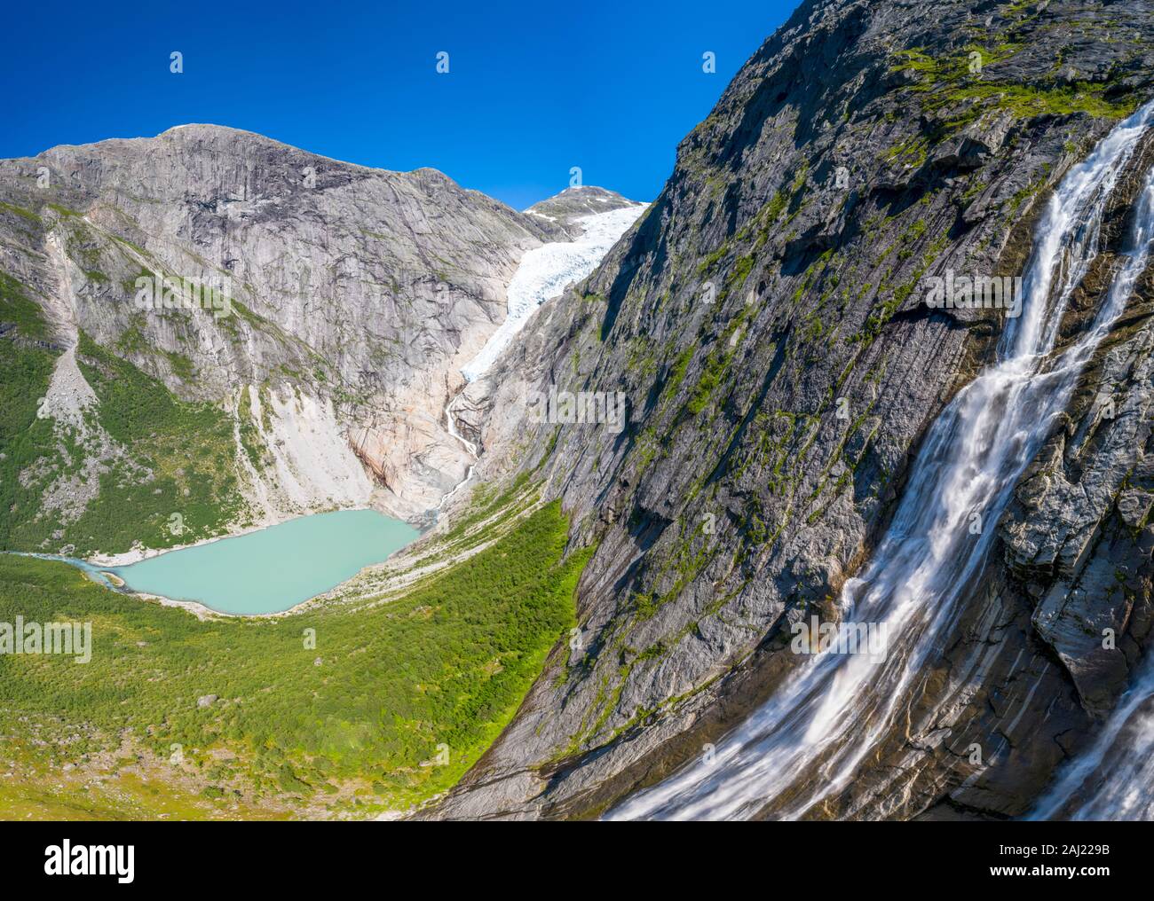 Antenne Panoramablick von drohne von Wasserfall über Gletscher Briksdalsbreen, Loen, Jostedalsbreen Nationalpark, Sogn og Fjordane, Norwegen, Skandinavien, Europa Stockfoto
