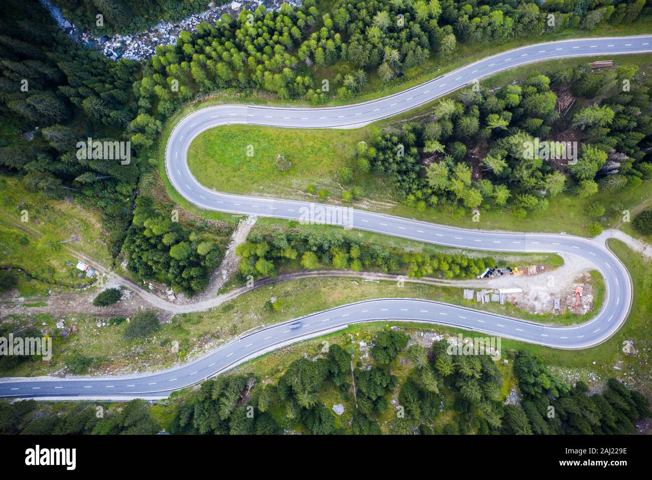 Haarnadel Kurve der S-form Straße am Malojapass von oben von Drohne, Val Bregaglia, Engadin, Kanton Graubünden, Schweiz, Europa Stockfoto