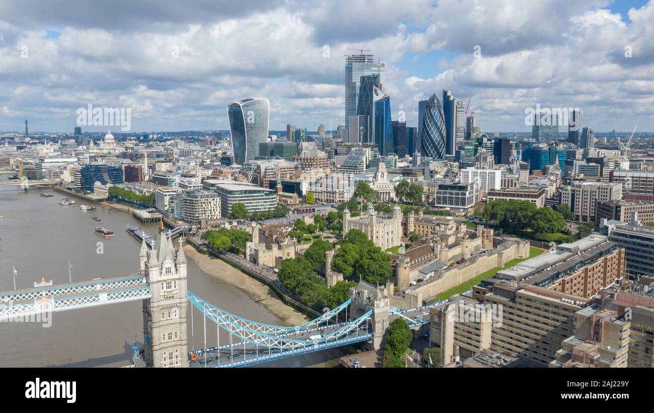 City of London, Stadtbild mit modernen Gebäuden und Skyline von Wolkenkratzern, Tower of London im Vordergrund, klarer blauer Himmel - Panorama von Großbritannien Stockfoto