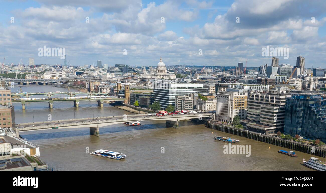 Größere Londoner Brücken mit dem Dach der St Paul's Cathedral in der Mitte. London Panorama-Skyline mit berühmten Gebäuden. Stockfoto