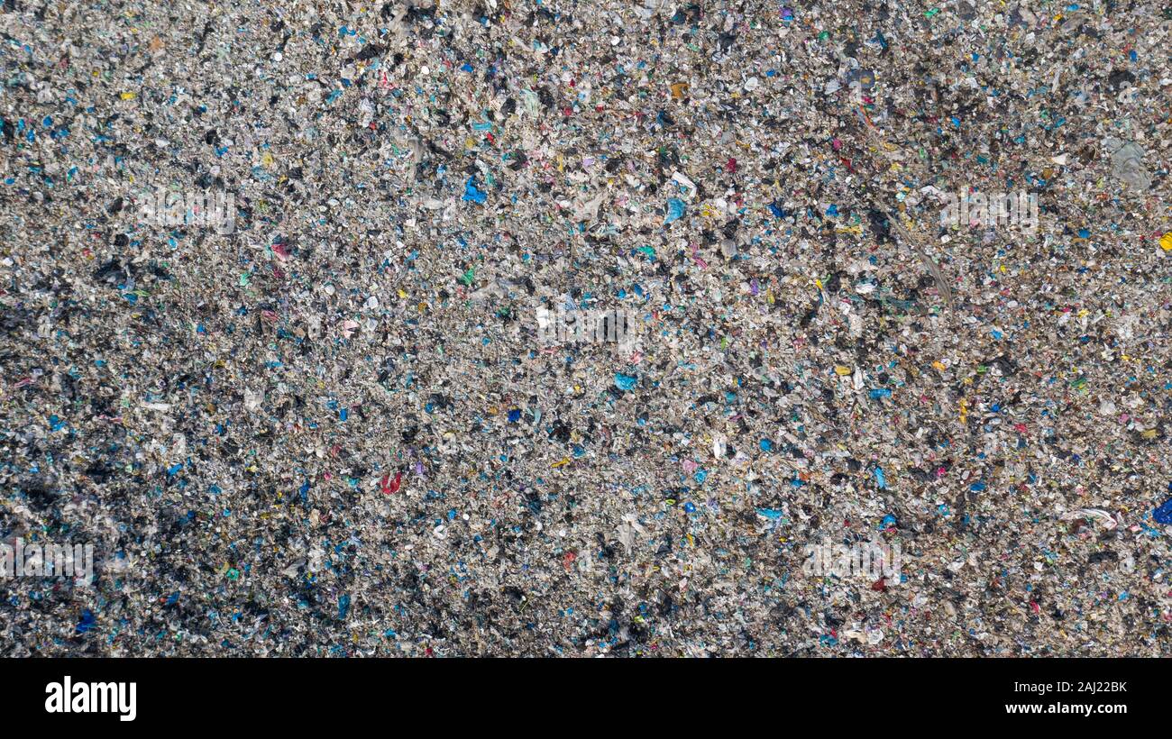 Müllhalde in der Stadt mit Millionen von Plastiktüten und Flaschen, die in einer riesigen Mülldeponie verstreut sind. Abfall zeigt den Umfang des Konsumverbrauchs an. Stockfoto