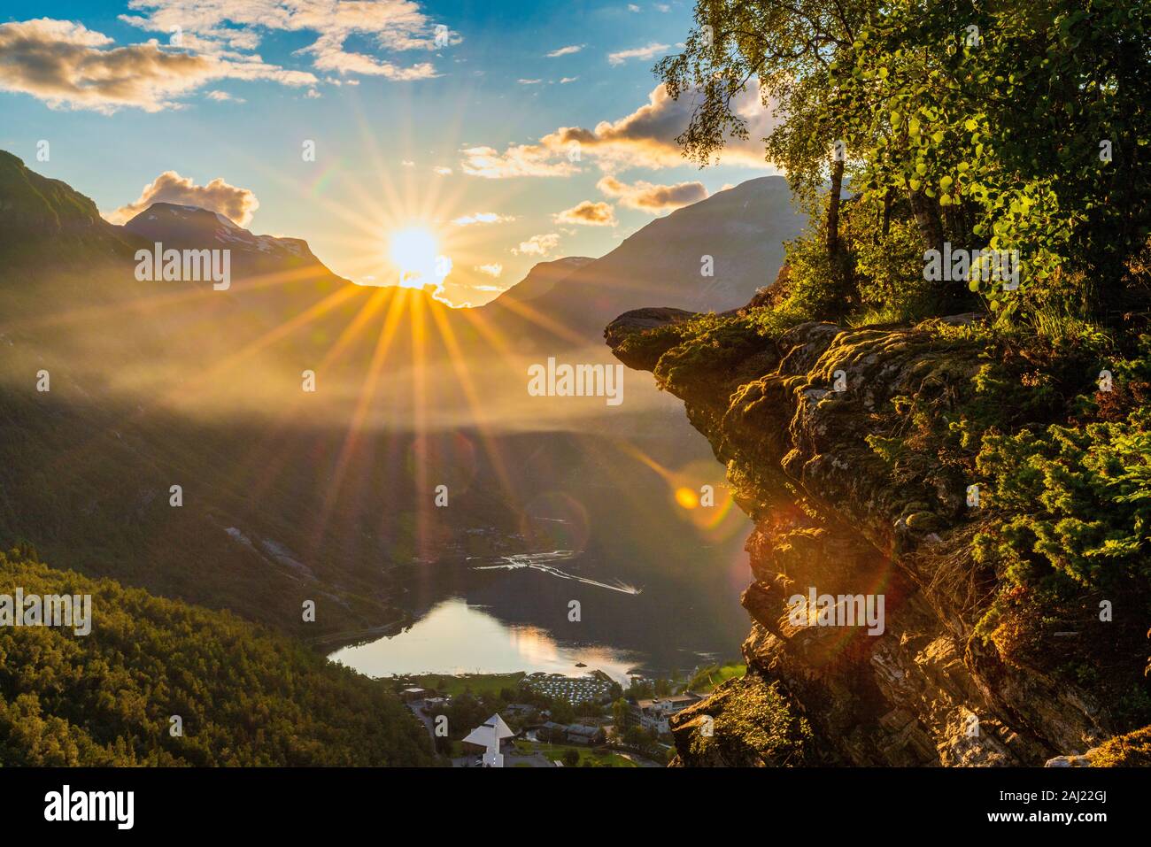 Letzten Sonnenstrahlen Sonnenuntergang über Geiranger Dorf und Geirangerfjord, UNESCO, Stranda Gemeinde, Mehr og Romsdal, Norwegen, Skandinavien Stockfoto