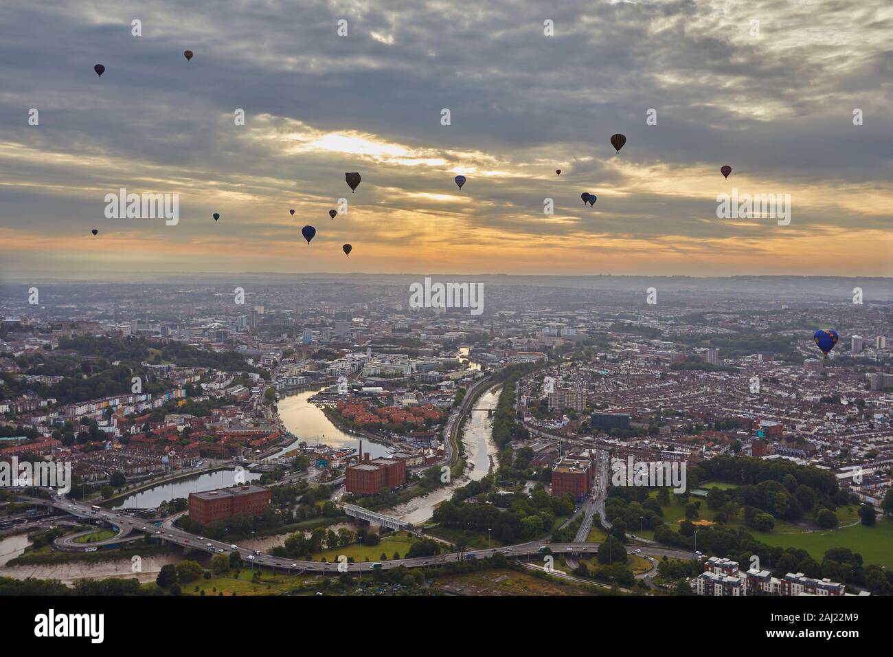 Heißluft-ballons Fliegen über der Stadt Bristol während der Bristol International Balloon Fiesta, Bristol, England, Vereinigtes Königreich, Europa Stockfoto