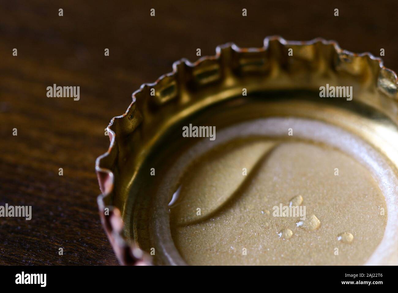 Makro Nahaufnahme auf ein Bier Flasche auf eine Bar Stockfoto