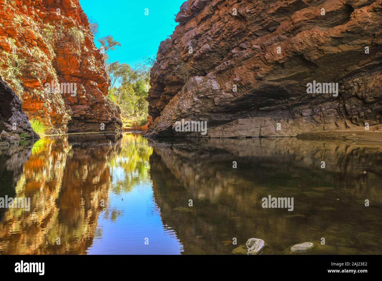 Malerische Simpsons Gap und dauerhafte Wasserloch die Klippen in West MacDonnell Ranges widerspiegelt, in der Nähe von Alice Springs am Larapinta Trail, Outback, Australien Stockfoto