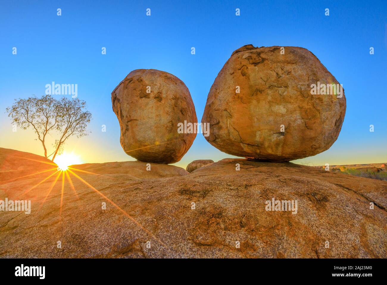 Sonnenuntergang Lichtstrahlen am Devils Marbles, die Eier der mythischen Regenbogenschlange, bei Karlu Karlu (Devils Marbles) Conservation Reserve, Australien Stockfoto