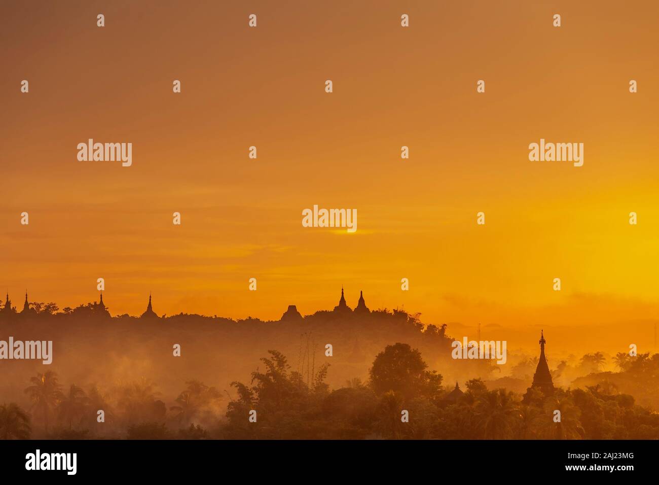 Pagode Türme bei Sonnenuntergang, Mrauk U, Rakhine, Myanmar (Birma), Asien Stockfoto