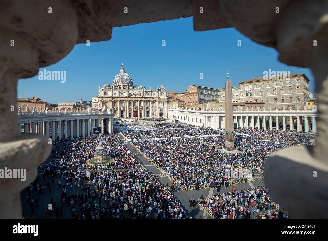Eine allgemeine Ansicht von St. Peter's Square während einer Heiligsprechung Masse, Vatikan, Rom, Latium, Italien, Europa Stockfoto