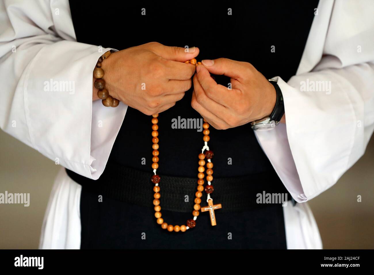 Nahaufnahme der Mönch Hände den Rosenkranz beten, Zisterzienser Abtei, Unserer Lieben Frau von meinem Ca, Vietnam, Indochina, Südostasien, Asien Stockfoto