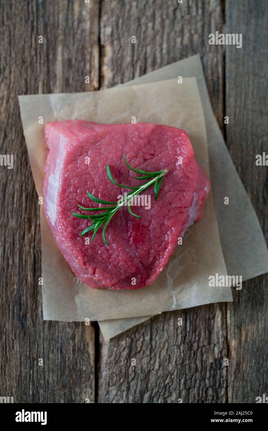 Rohen Steak auf Holz- Oberfläche Stockfoto