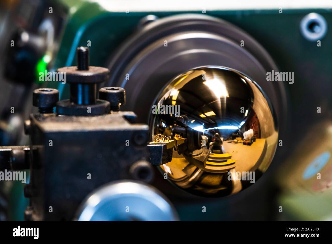 Die bronze Kugel auf der Drehmaschine. Close Up. Stockfoto