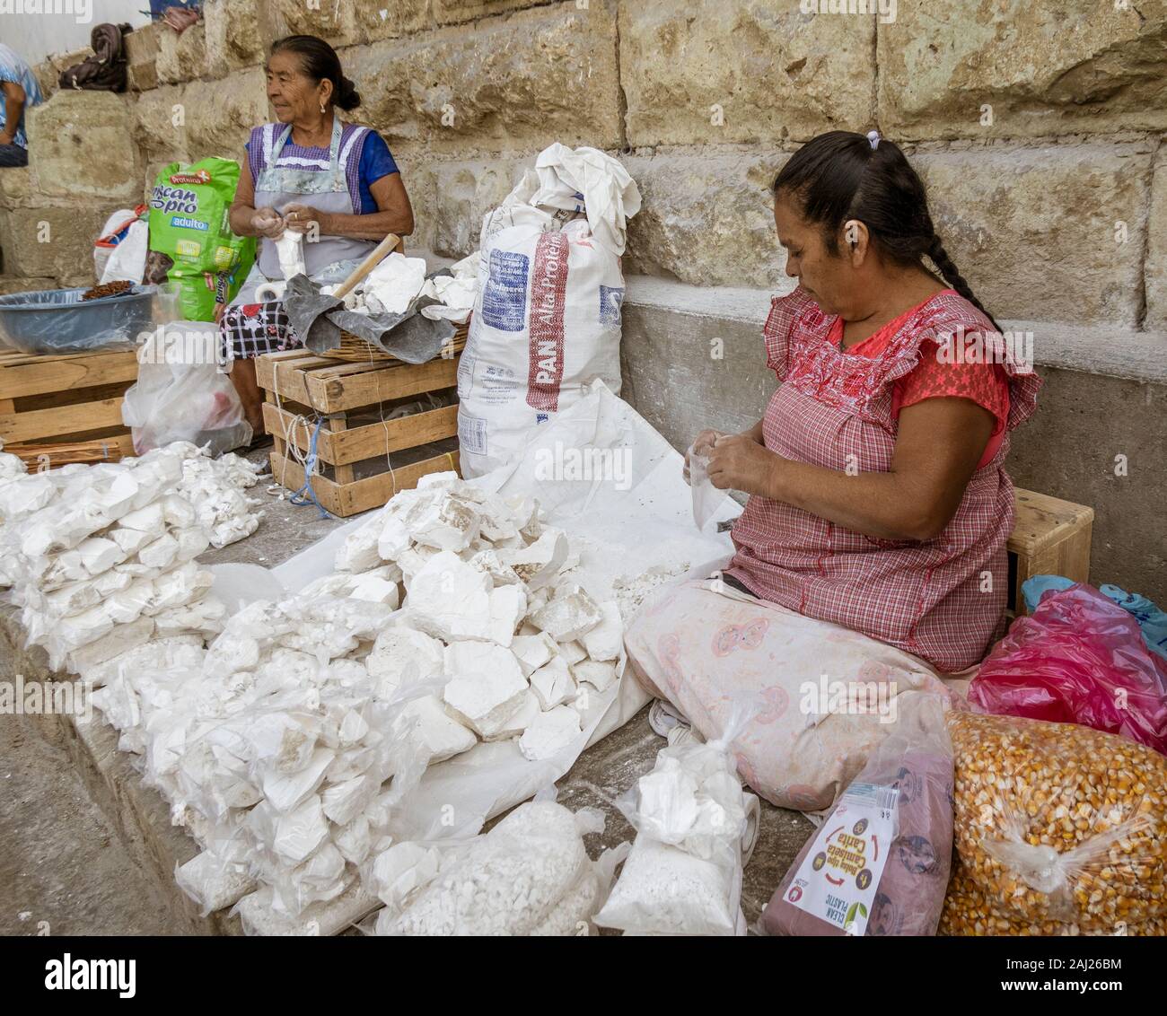 Oaxaca, Mexiko - 2019-11-16 - Frau Beutel Kalkstein zu Köche zu verkaufen tortillas knusprig zu machen. Stockfoto