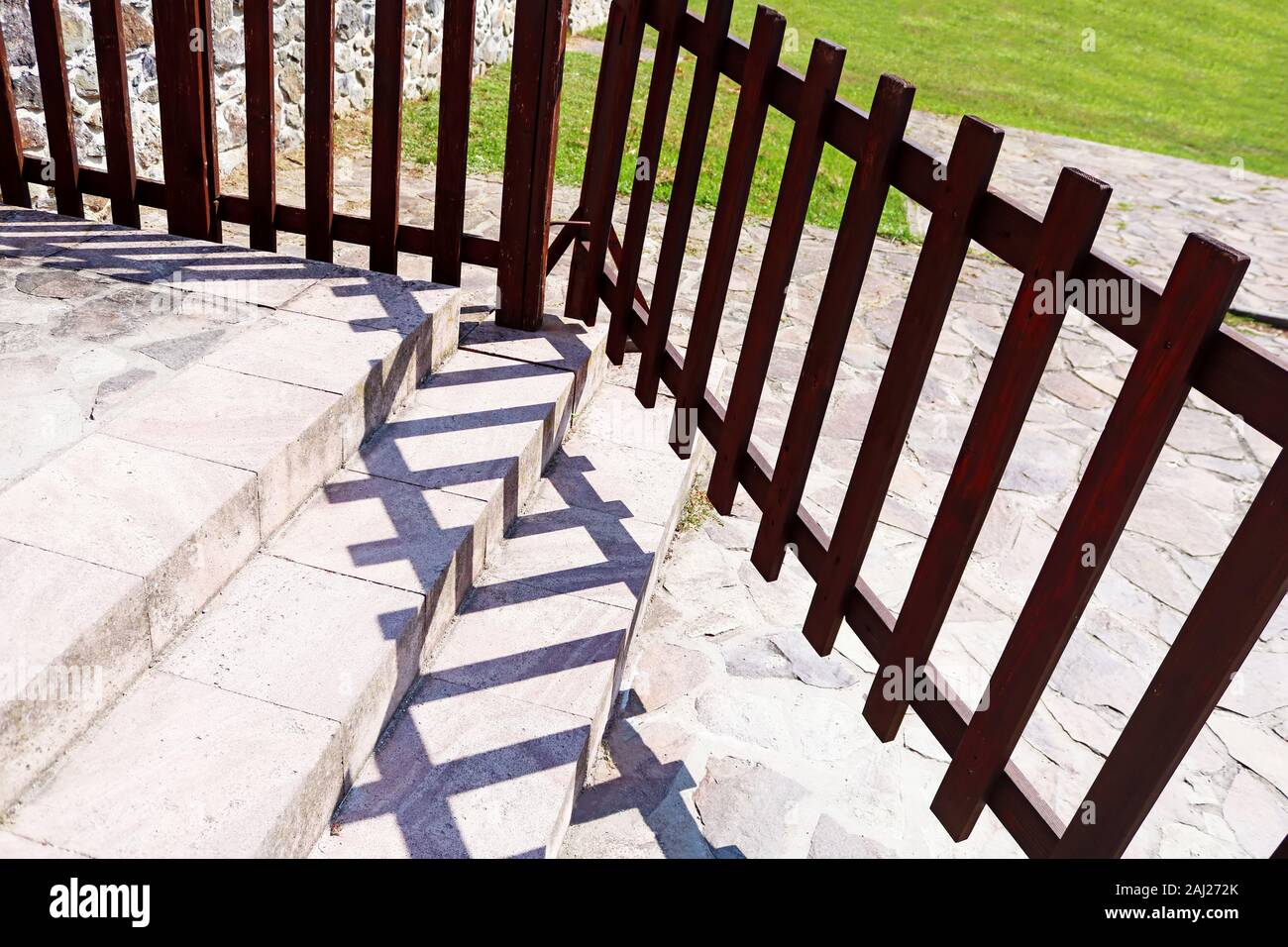 Holzzaun und Schatten auf den Stein Schritte Stockfoto