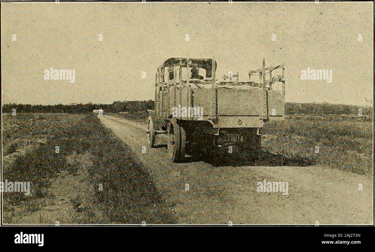 Gemeinschaft Gemeinschaftskunde und ländlichen Lebens. ent domainenterprise^ gee p207^ an Land, und der von benachbarten farmsfor der Zweck, zur Festlegung einer neuen Straße, vorausgesetzt natürlich, dass die Bauern dafür bezahlt werden. In den zweiten Platz, das makingof eine Straße ist viel zu teuer und schwierig für einen einzelnen farmerto zum Nutzen er daraus ziehen würden. Itrequires viel Arbeit und ein hohes Maß an technischen Fähigkeiten. Es ist durchaus üblich, für die Landwirte selbst die Straßen von ihrem Ort zu workon - ihre Straße STRASSEN- UND VERKEHRSWESEN 257 steuern. Aber die Straßen so gemacht sind selten Stockfoto