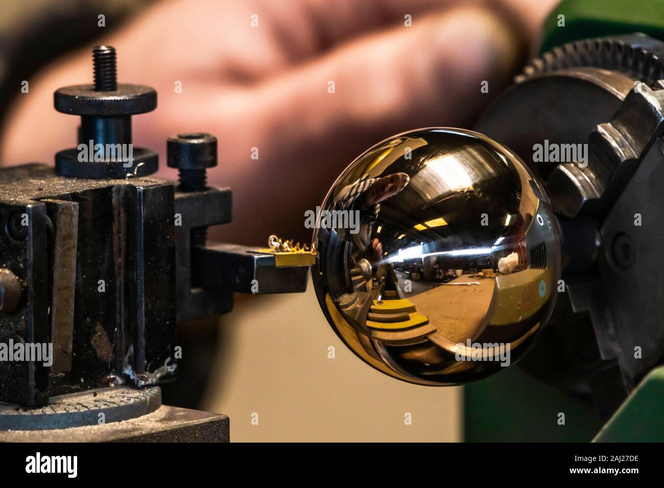 Die bronze Kugel auf der Drehmaschine. Close Up. Stockfoto