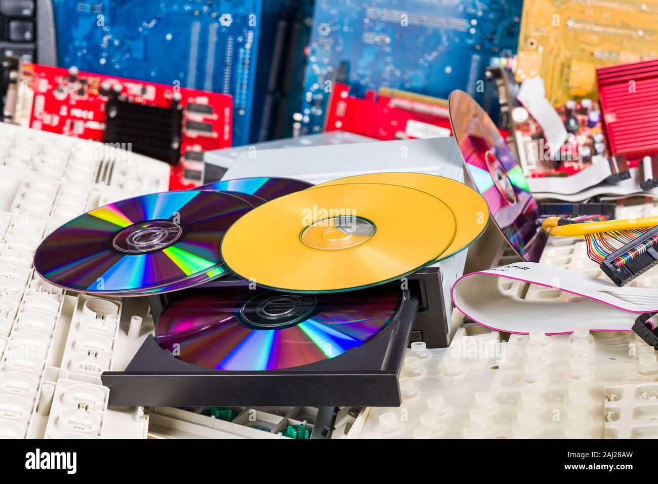 Zerlegt computer hardware. Alten Compact Discs auf e-Halde. Optische Laufwerke DVD-ROM-Laufwerk ein. Verwendete Kunststoff Tastaturen, Flachbandkabel, Mainboards. Stockfoto