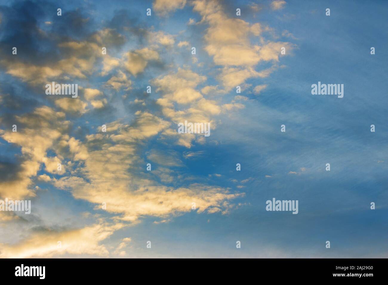 Goldene Wolken am blauen Himmel bei Sonnenuntergang. schöne Natur Hintergrund. wunderbare Atmosphäre Landschaft am Abend. Schlechte Aussichten am Abend anhand von quantitativen Simulatio Stockfoto