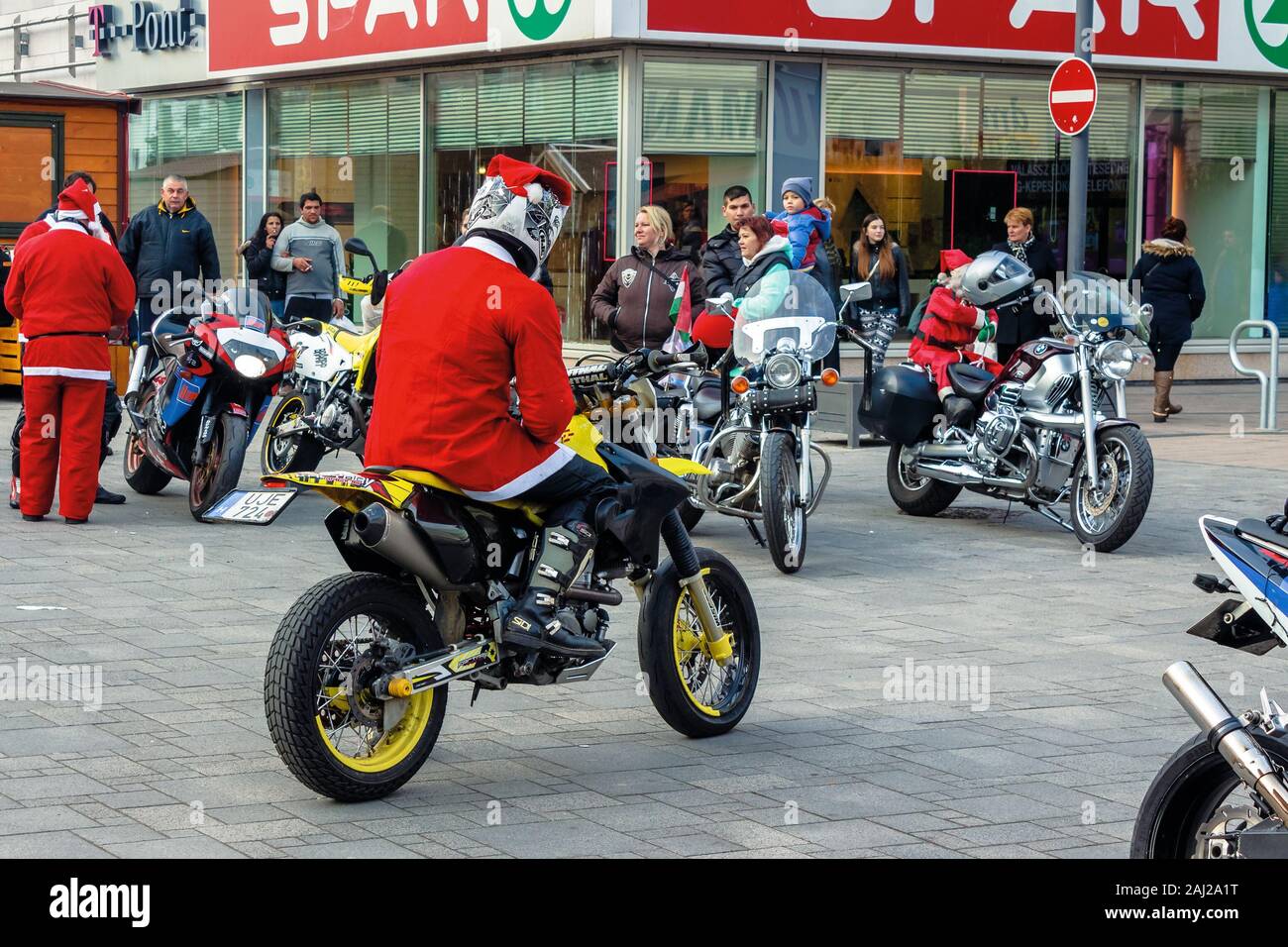 Szeged, Ungarn - 07 DEZ 2014: Menschen als Weihnachtsmann auf Motorrädern gekleidet. Jährliche santa-themed Nächstenliebegeldbeschaffers Veranstaltung am zweiten Sonntag von Ad Stockfoto
