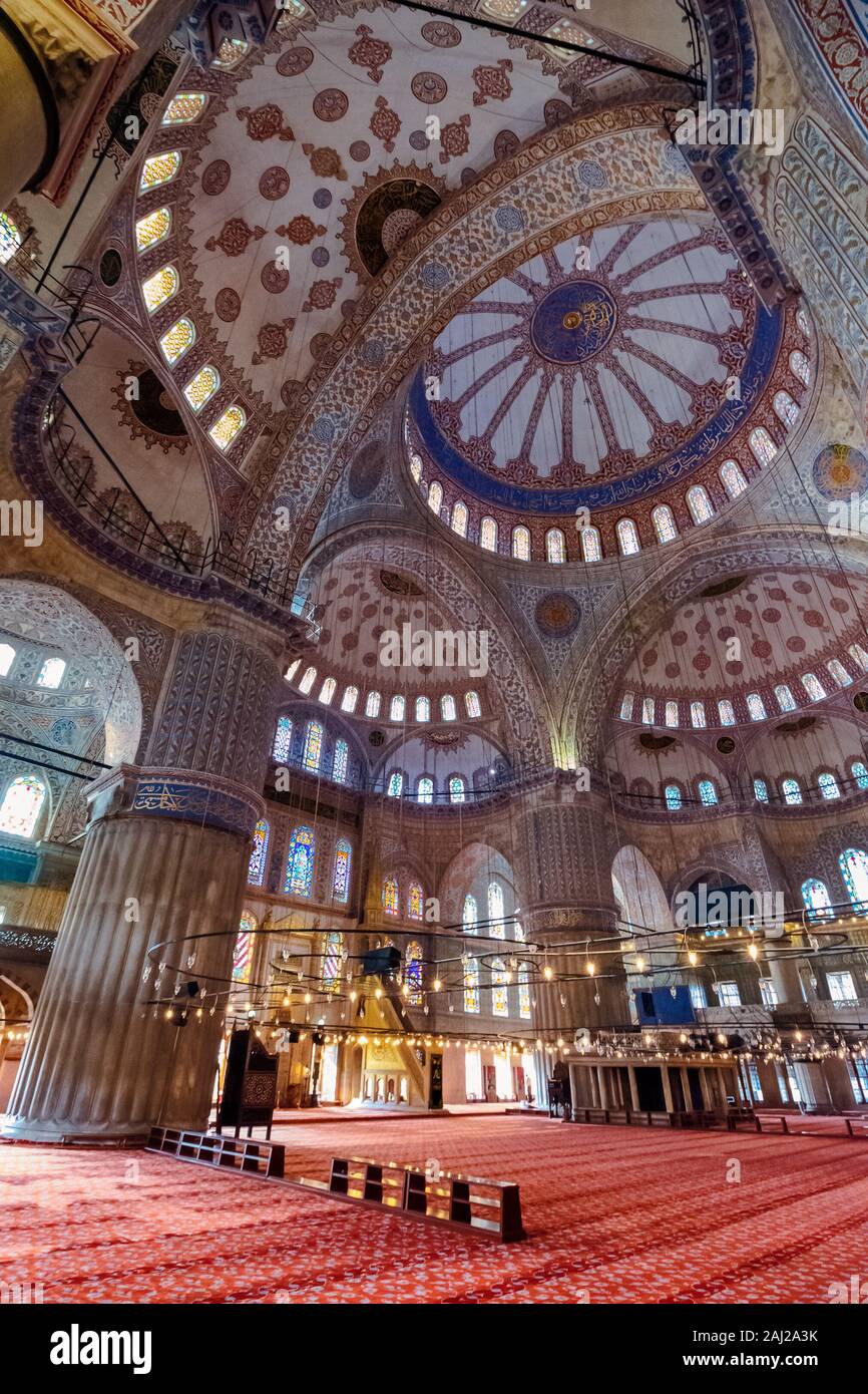 Istanbul, Türkei - 18 Aug, 2015: im Inneren der Blauen Moschee auch bekannt als Sultan Ahmed. Funktionsweise Moschee ist ein beliebtes Reiseziel Stockfoto