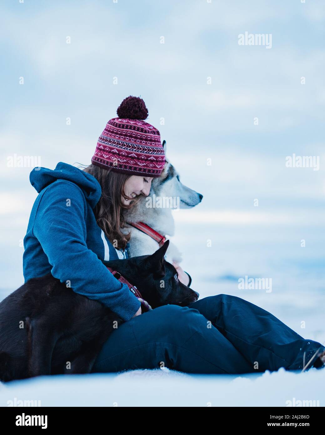 Reykholt, Island, Island 21. Dezember 2019. Junge Hundeliebhaber Mädchen ihre Zeit draußen genießen mit Ihrem besten Freund und reizenden Hund in einem. In Island Stockfoto