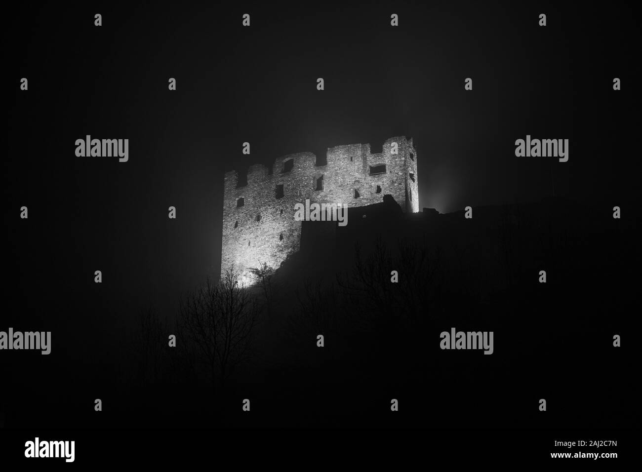 Die Burg Gräpplang im dunklen Nebel. Es ist ein Schweizer Weltkulturerbe in der Gemeinde Flums, im Kanton St. Gallen, Schweiz. Stockfoto