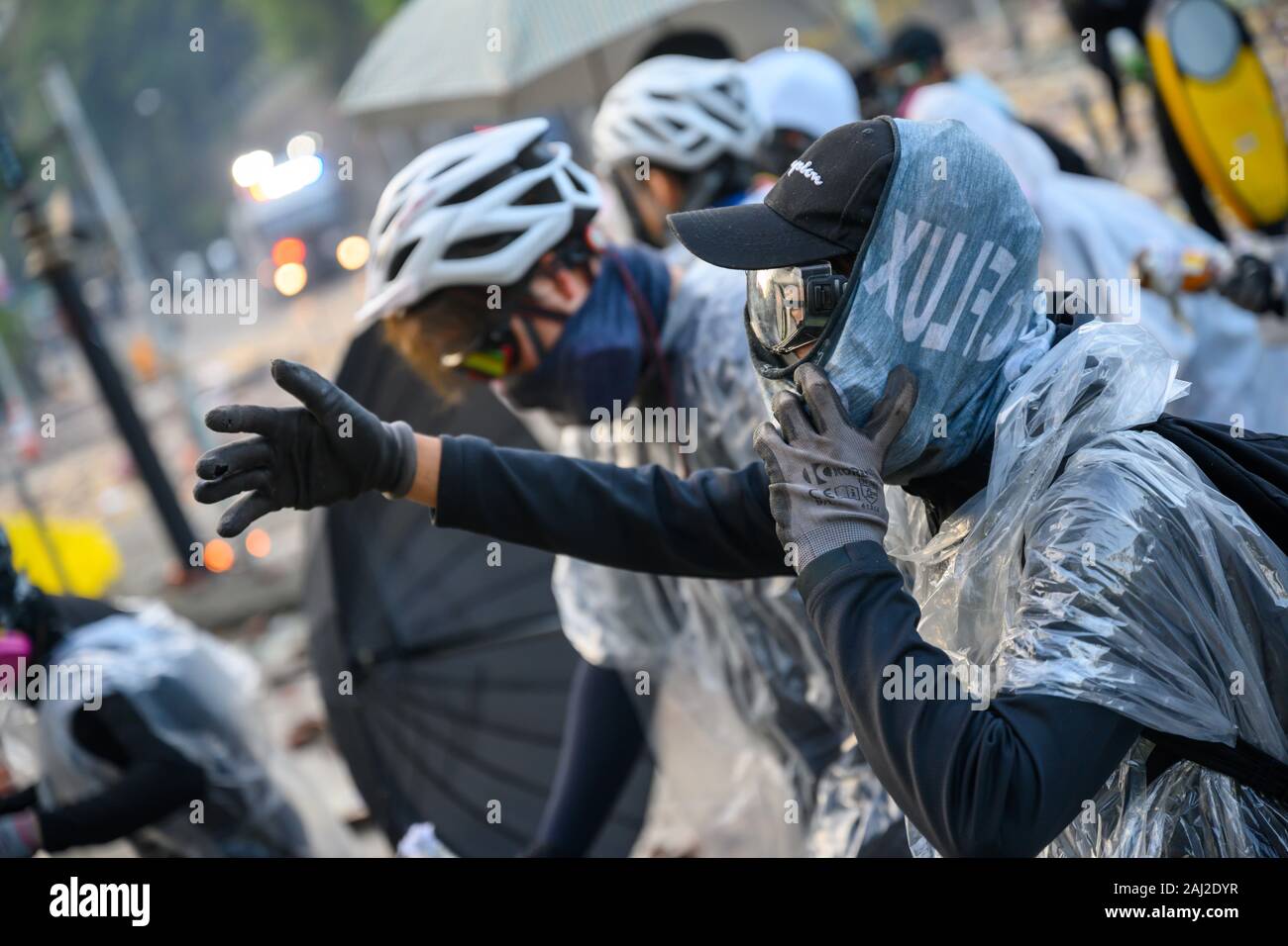 PolyU, Hong Kong - 17.November 2019: Der erste Tag der Belagerung von PolyU. Hong Kong Polizei Block alle verlassen und lassen Sie nicht öffentlichen verlassen. Stockfoto