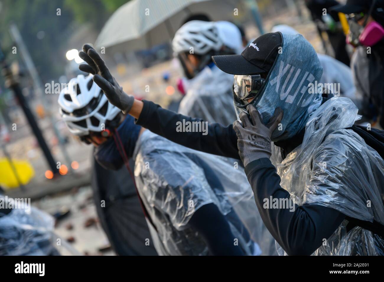 PolyU, Hong Kong - 17.November 2019: Der erste Tag der Belagerung von PolyU. Hong Kong Polizei Block alle verlassen und lassen Sie nicht öffentlichen verlassen. Stockfoto