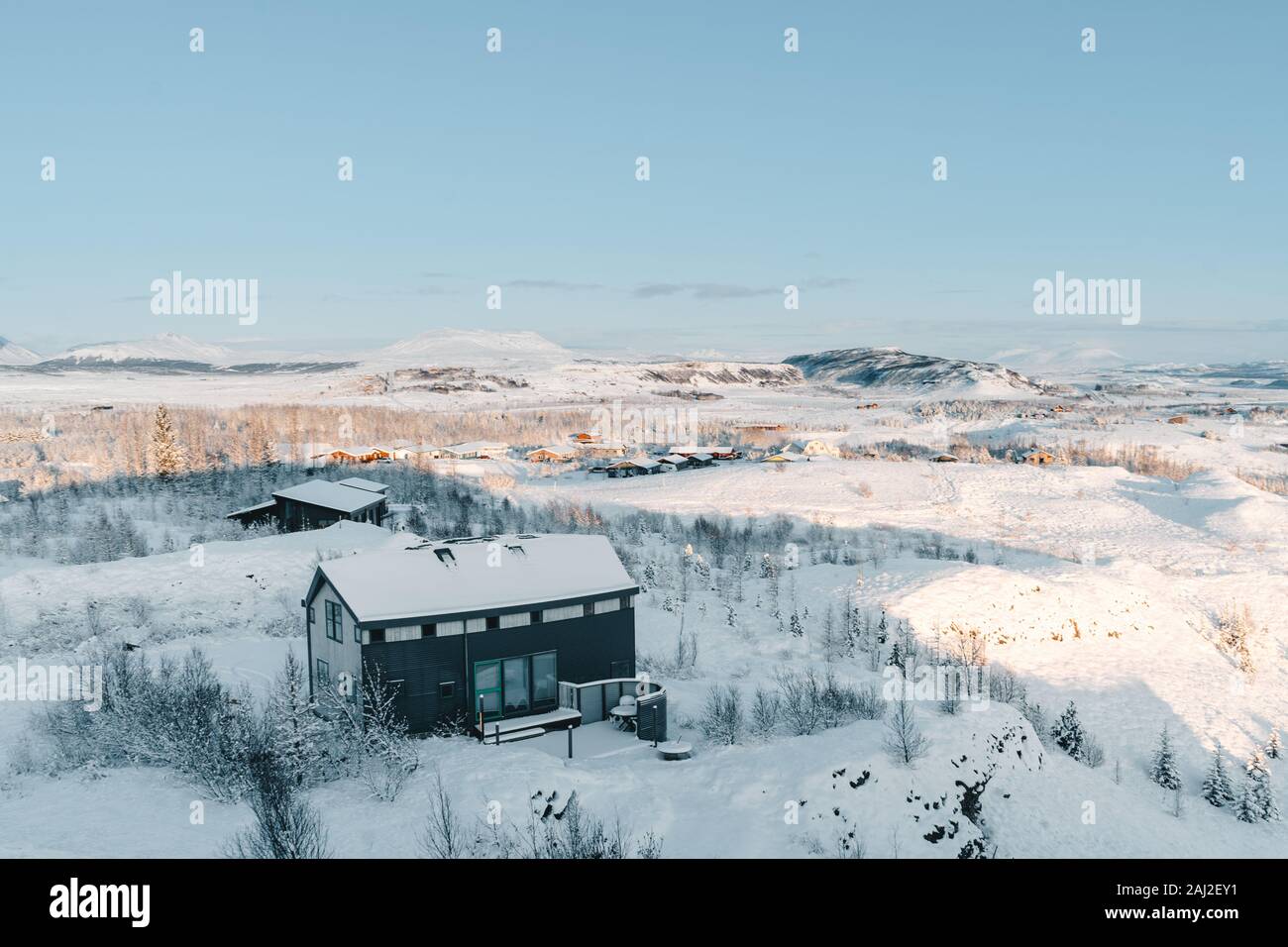 Schönen Winter in Island. Landschaft abgedeckt unter einem frischen Schnee während der Goldenen Stunde Sonnenuntergang Licht. Eine atemberaubende Natur Stockfoto