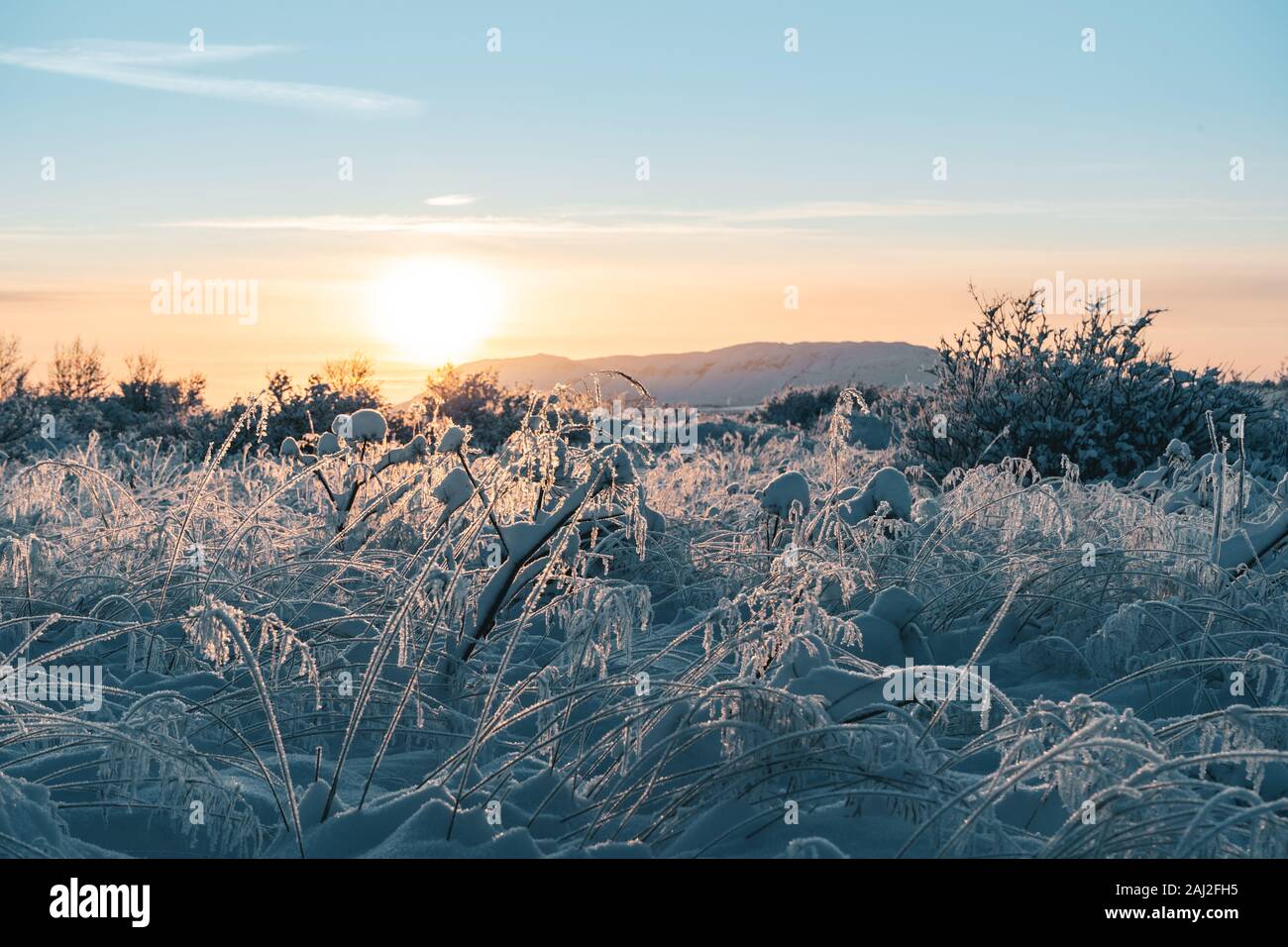 Schönen Winter in Island. Landschaft abgedeckt unter einem frischen Schnee während der Goldenen Stunde Sonnenuntergang Licht. Eine atemberaubende Natur Stockfoto