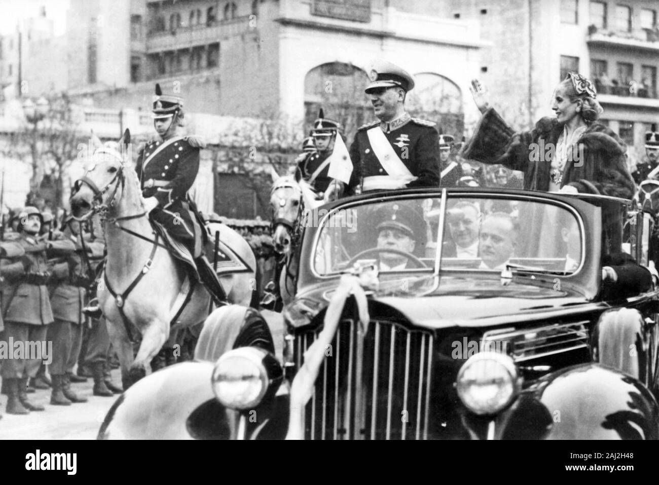 JUAN Peron (1895-1974) Präsident von Argentinien und den kränkelnden Evita bei seiner zweiten Antrittsrede Parade vom 9. Juni 1952. Sie starb im darauf folgenden Monat. Stockfoto