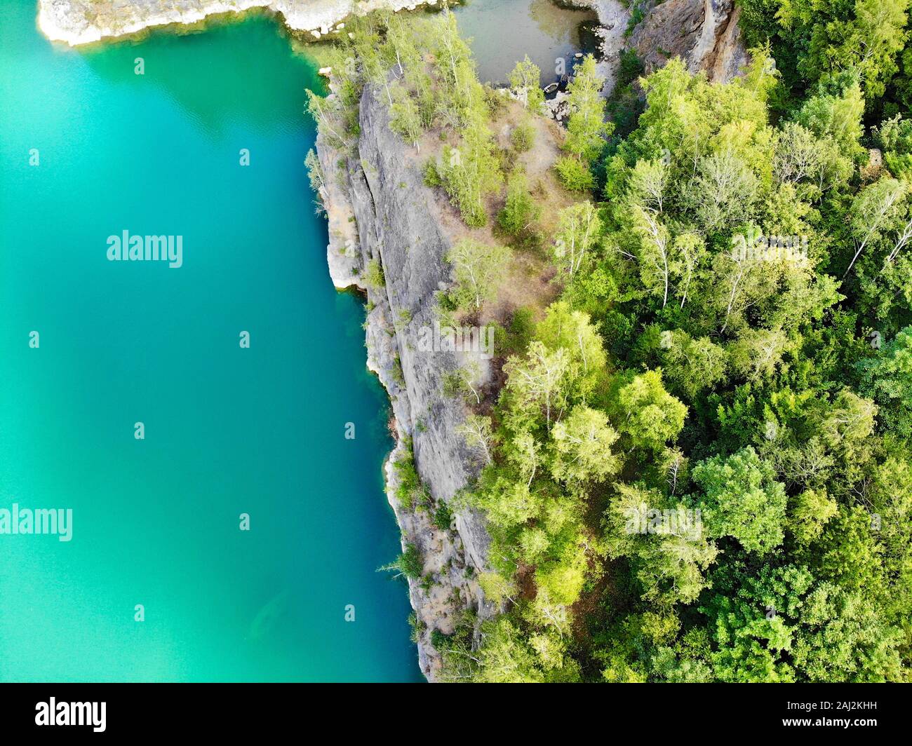 Luftaufnahme der überschwemmten Steinbruch und Tauchplatz. Berühmte Ort für frisches Wasser Taucher und Freizeitaktivitäten Attraktion. Steinbruch nun von Tauchern erkundet werden. Adrenalin hobby Stockfoto