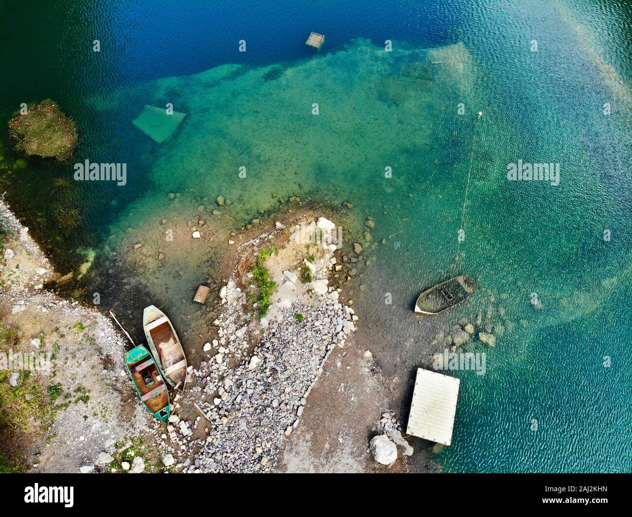 Luftaufnahme der überschwemmten Steinbruch und Tauchplatz. Berühmte Ort für frisches Wasser Taucher und Freizeitaktivitäten Attraktion. Steinbruch nun von Tauchern erkundet werden. Adrenalin hobby Stockfoto