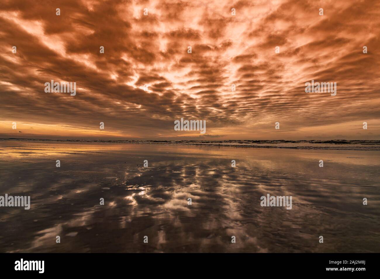 Dunkle Wolken über der Ostsee. Stockfoto