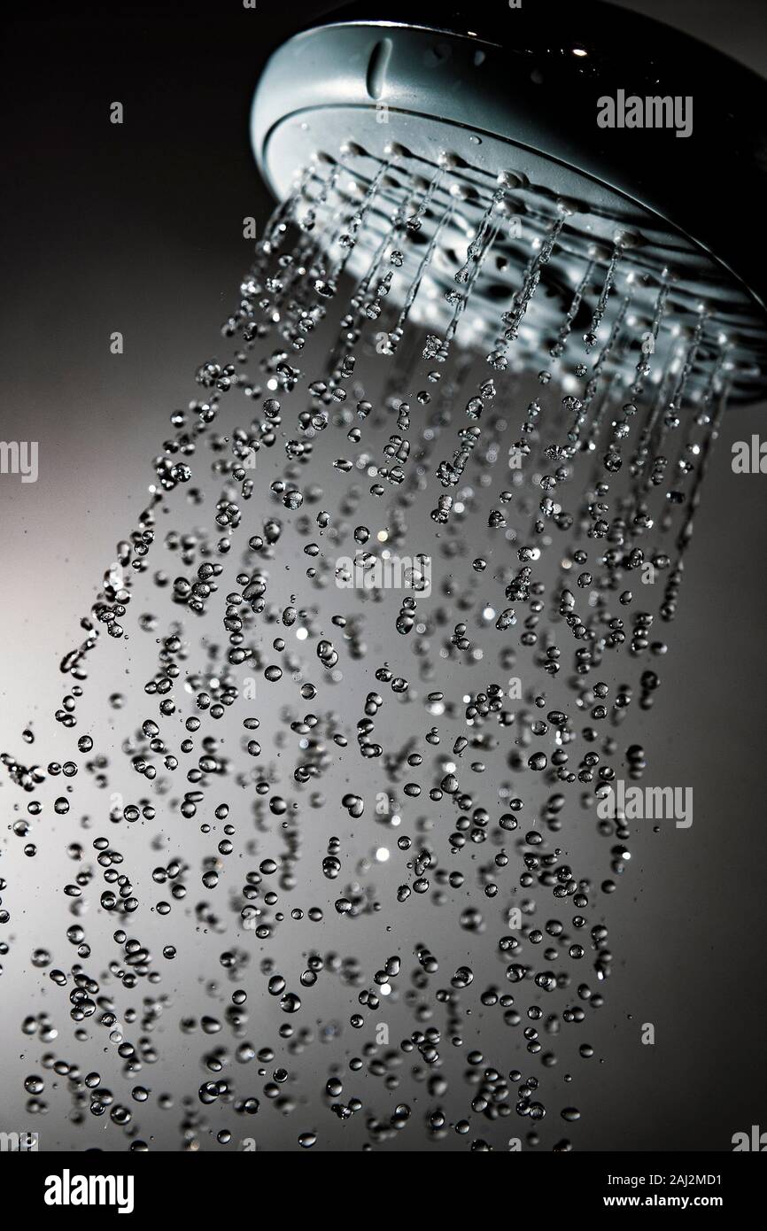 Duschkopf und Wassertropfen in gefrorener Bewegung. Stockfoto