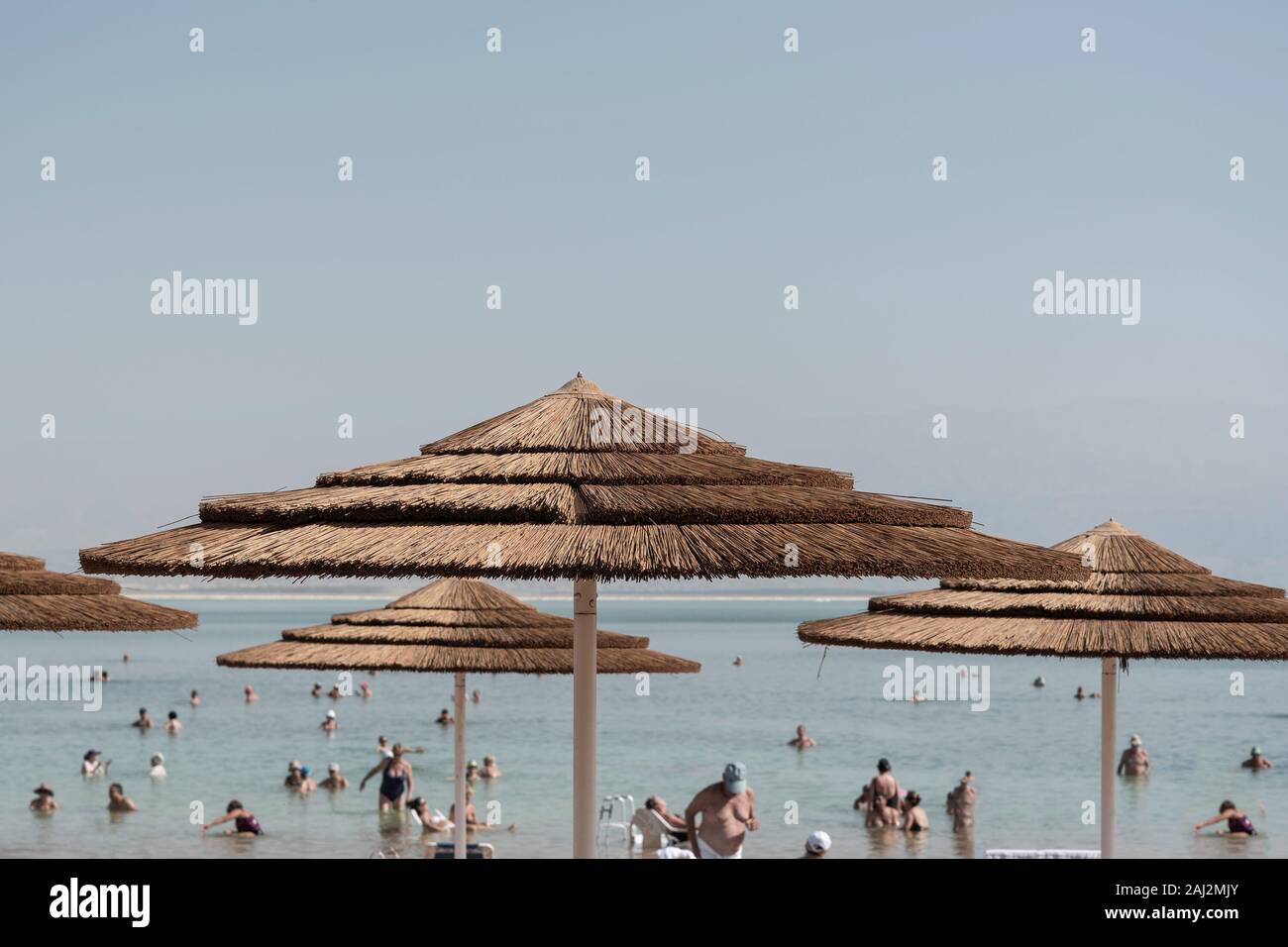 Sonnenschirme gegen den blauen skay am Toten Meer. Stockfoto