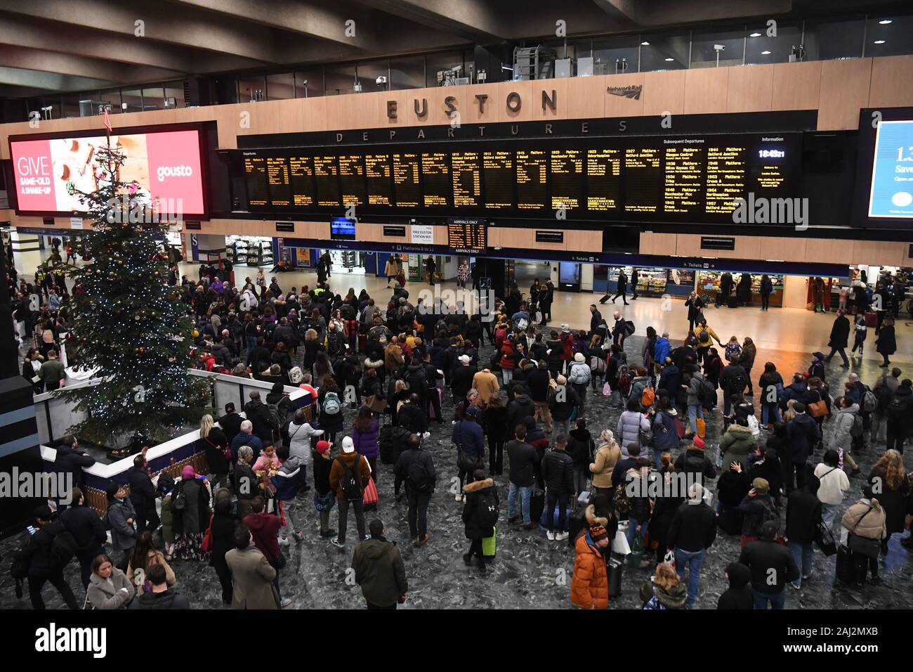 Pendler warten für Züge nach Hause Euston Station in London. Stockfoto