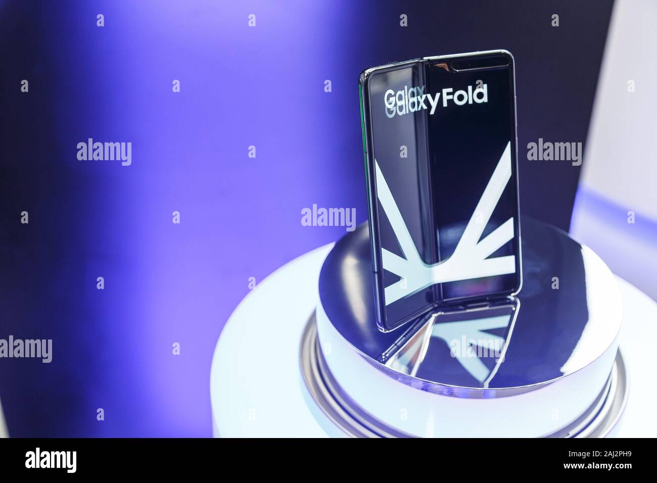 Minsk, Weißrussland - Dezember 25, 2019: Das Anzeigen der neue Samsung Galaxy Falten 5G. Stockfoto